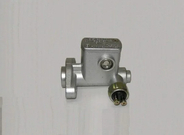 SINGLE PLUNGER STYLE MASTER CYLINDER